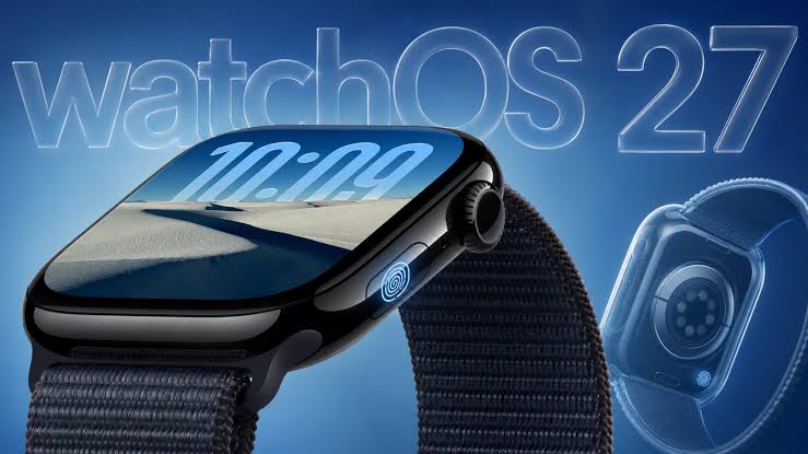 من موقع فون إسلام: لقطة مقربة لساعة ذكية تُظهر الساعة 10:09 مع نص «watchOS 27» في الخلفية، وتتميز بحزام أزرق وخلفية بتدرج لوني أزرق فاتح، مما يسلط الضوء على التكامل السلس بين «سيري» وساعة آبل لتوفير تجربة مستخدم سلسة.