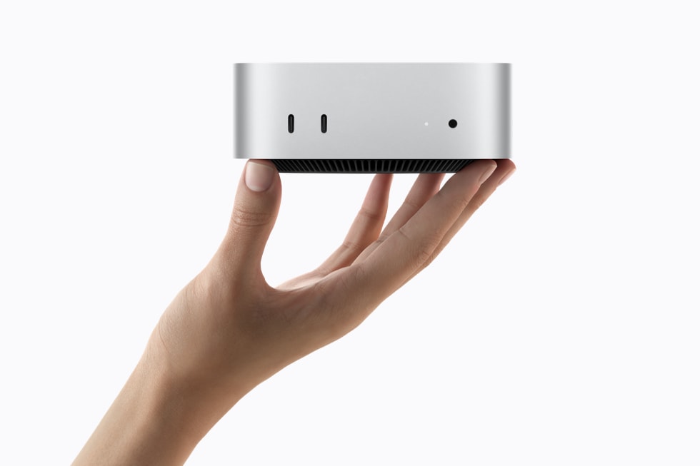 تصميم جهاز Mac mini بحجمه الصغير في راحة اليد