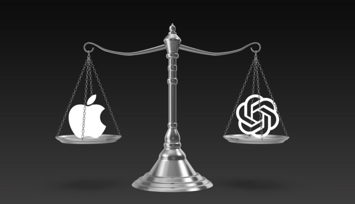 من موقع فون إسلام: ميزان فضي يحمل شعار «Apple» على الكفة اليسرى وشعار «OpenAI» على الكفة اليمنى، مما يبرز التباين بين هذين العملاقين التكنولوجيين، على خلفية سوداء.