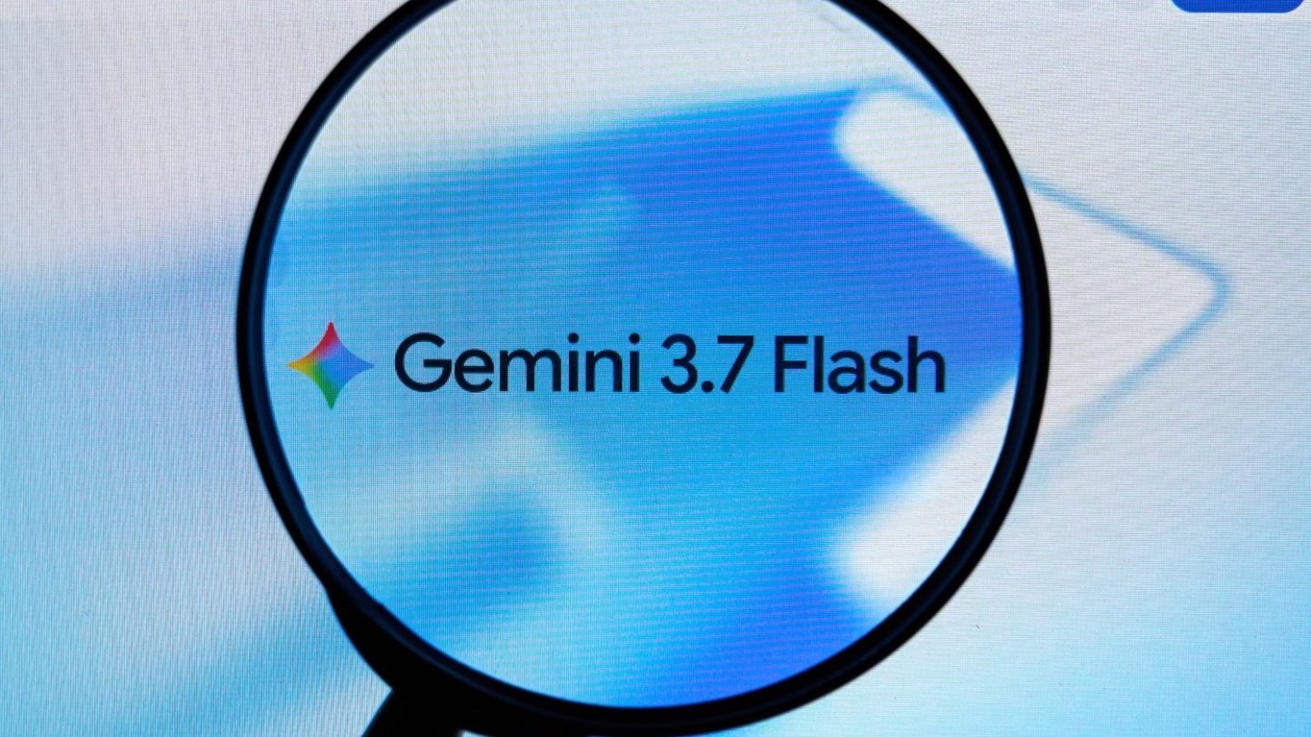 من موقع فون إسلام: تركز عدسة مكبرة على عبارة «Gemini 3.7 Flash» على خلفية تجريدية باللونين الأزرق والأبيض، مما يسلط الضوء على الميزات المبتكرة لـ Gemini 3.7 Flash في مشهد ملفت للنظر.