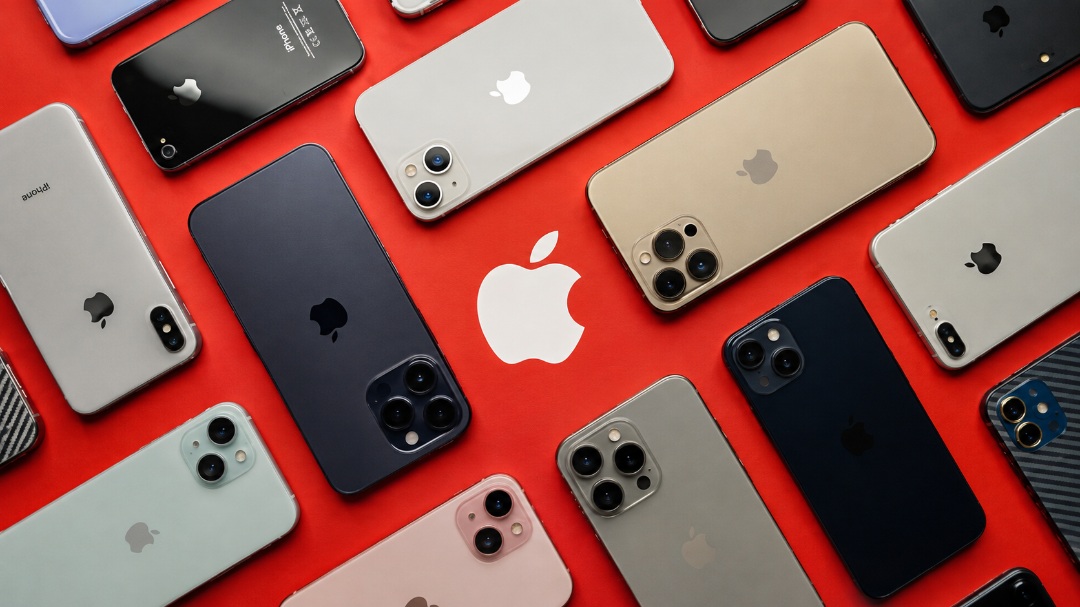 من موقع فون إسلام: تُعرض نماذج متنوعة من هواتف آيفون (iPhone) من شركة آبل، تمثل أجيالًا مختلفة من آيفون (iPhone)، على سطح أحمر حول شعار آبل الأبيض، لتُظهر ألوانًا وتصميمات متنوعة.