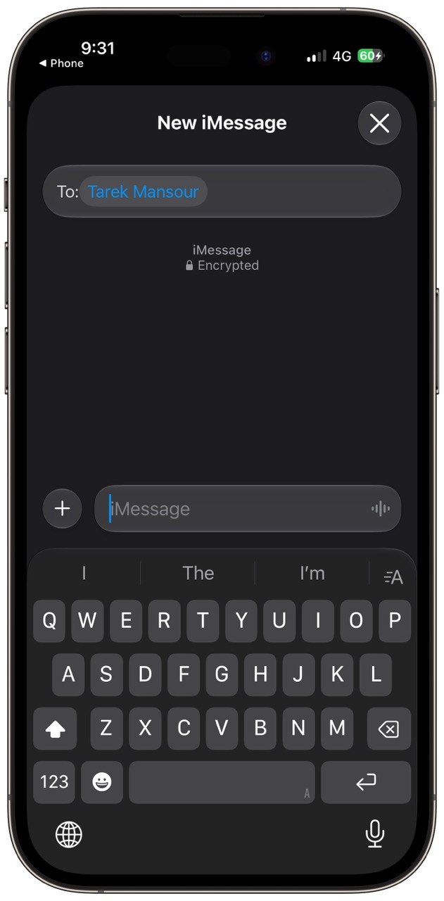 من موقع فون إسلام: شاشة آيفون تُظهر رسالة iMessage جديدة قيد الكتابة موجهة إلى «طارق منصور». حقل الرسالة فارغ، وتظهر لوحة المفاتيح أسفله، وتتميز بالتصميم المُحدَّث الذي يتضمن «إخفاء زر الإملاء» في نظام التشغيل iOS 27.
