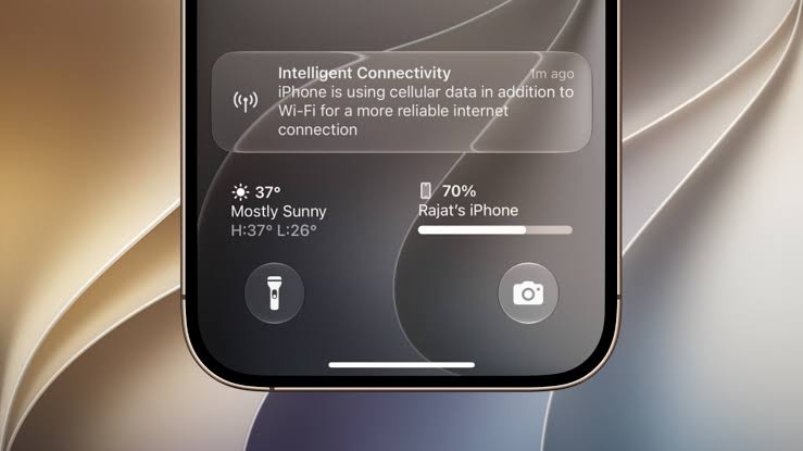 من موقع فون إسلام: تُظهر شاشة قفل iPhone إشعارًا بشأن استخدام البيانات الخلوية وشبكة Wi-Fi، ومعلومات الطقس، والمصباح اليدوي، والكاميرا، وحالة البطارية لجهاز متصل — وتُعرض جميعها بسلاسة بفضل تحسينات أداء iOS 27.