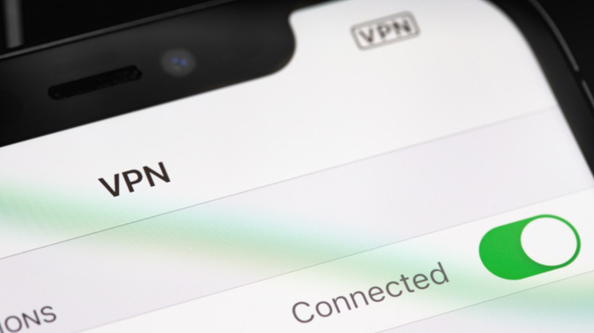 من موقع فون إسلام: لقطة مقربة لشاشة هاتف ذكي تعرض إعدادات الشبكة الافتراضية الخاصة (VPN)، حيث يظهر مفتاح الاتصال بالشبكة الافتراضية الخاصة في وضع التشغيل مع ظهور العبارة «متصل»، بينما يظل رمز بطارية الهاتف مرئيًا في الجزء العلوي.