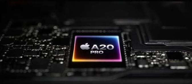 من موقع فون إسلام: لقطة مقربة لرقاقة كمبيوتر تحمل علامة «Apple A20 Pro» موضوعة في منتصف لوحة دوائر كهربائية سوداء، مع حواف ملونة متوهجة حول الرقاقة، والتي يُشاع أنها ستُستخدم في تشغيل هاتف آي-فون 18 برو المرتقب.