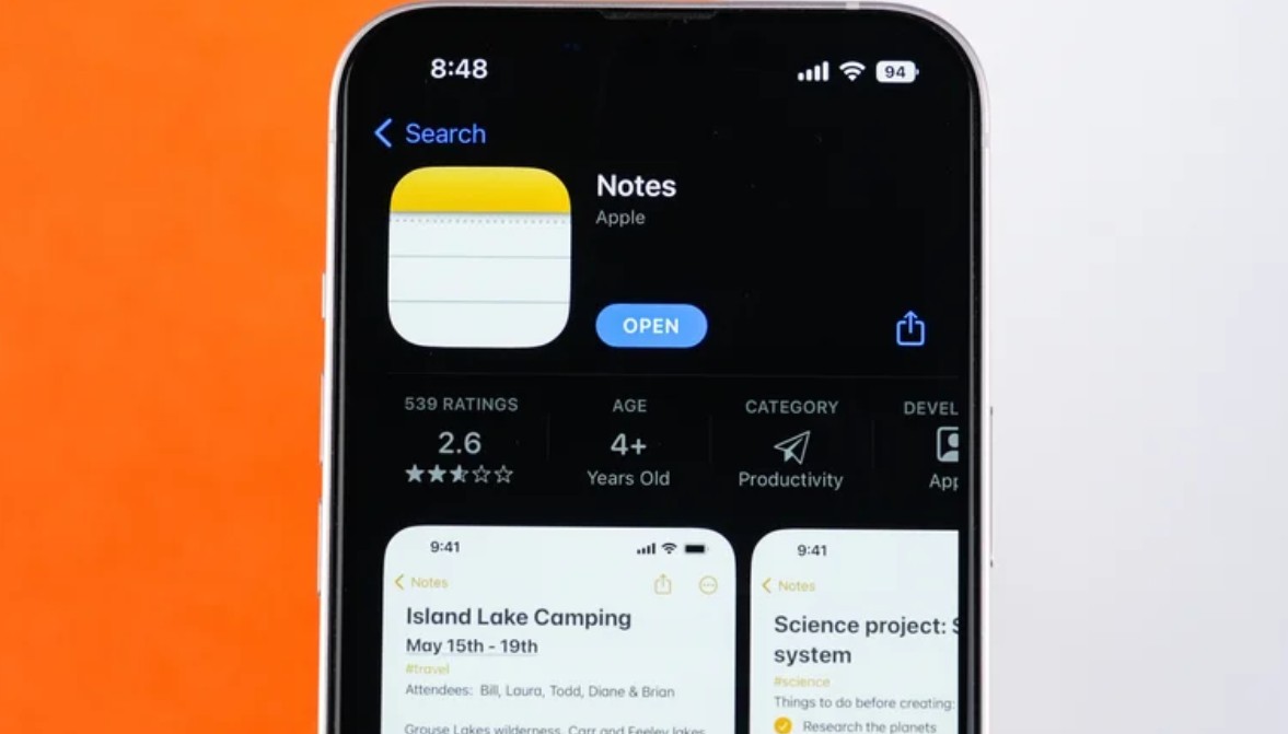 من موقع فون إسلام: تعرض شاشة هاتف ذكي صفحة تطبيق «Apple Notes» في متجر التطبيقات (App Store)، حيث تظهر أيقونة التطبيق واسمه وزر فتحه وتقييماته والفئة العمرية المسموح بها والفئة التي ينتمي إليها ولقطات شاشة للمعاينة — مما يسلط الضوء على كيفية مساهمة تطبيق «Apple Notes» في حماية جهاز الآيفون من خلال تنظيم معلوماتك المهمة بشكل آمن.