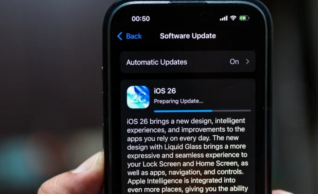 من موقع فون إسلام: شاشة هاتف ذكي تعرض تحديثًا لنظام التشغيل iOS 26 يتضمن تفاصيل حول التصميم الجديد، والتجارب الذكية، وتحسينات التنقل، وحماية محسّنة لجهاز الآي-فون من أجل مزيد من الأمان للمستخدم.