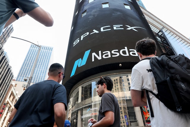 من موقع فون إسلام: يقف أشخاص أمام مبنى تزينه لوحات رقمية كبيرة تحمل عبارة «SpaceX» وشعار ناسداك في مشهد حضري، في لقطة قد تتصدر بسهولة عناوين «أخبار التقنية الأسبوعية» في يوليو.
