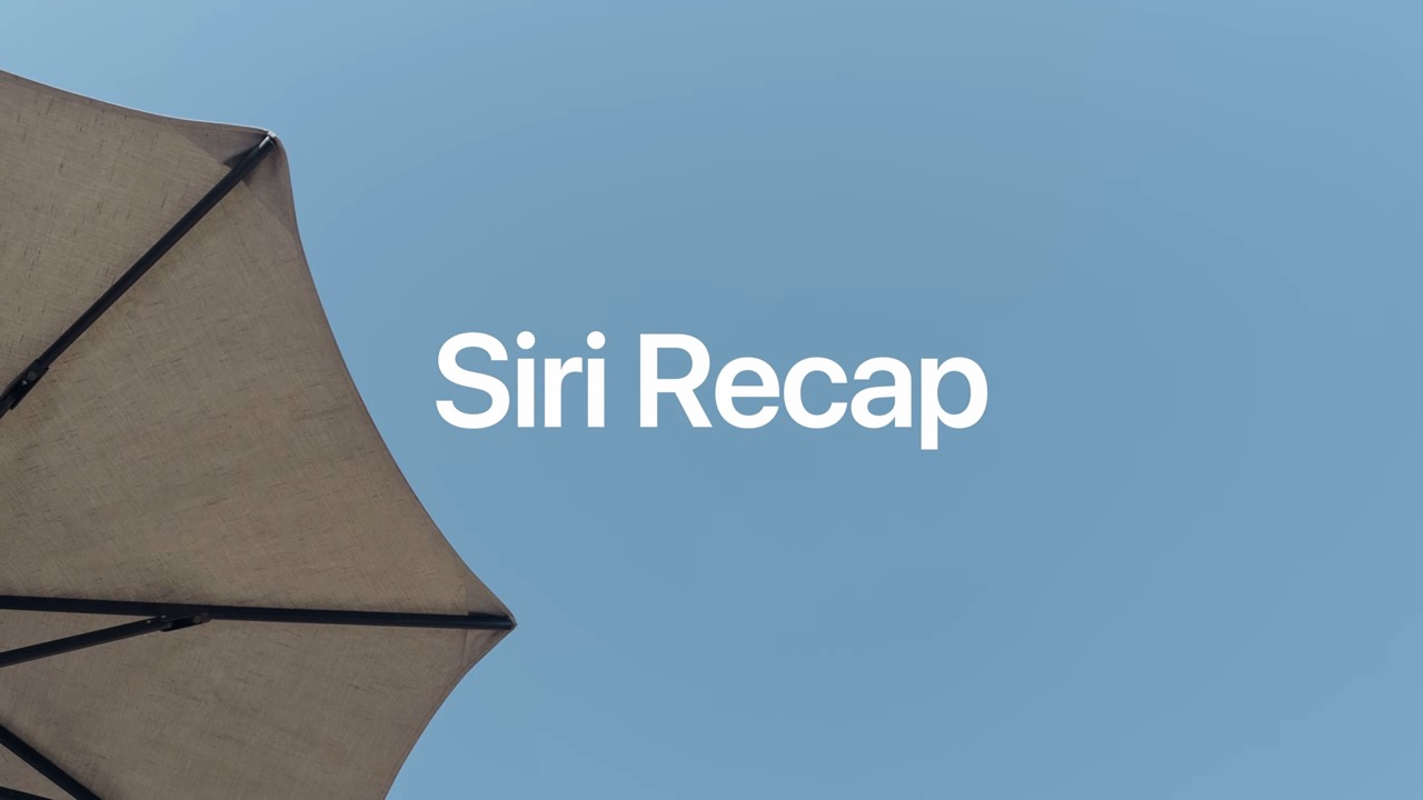 من موقع فون إسلام: تظهر عبارة «Siri Recap» بنص أبيض على خلفية سماء زرقاء صافية، مع جزء من مظلة فناء باللون البيج في الزاوية اليسرى العليا.
