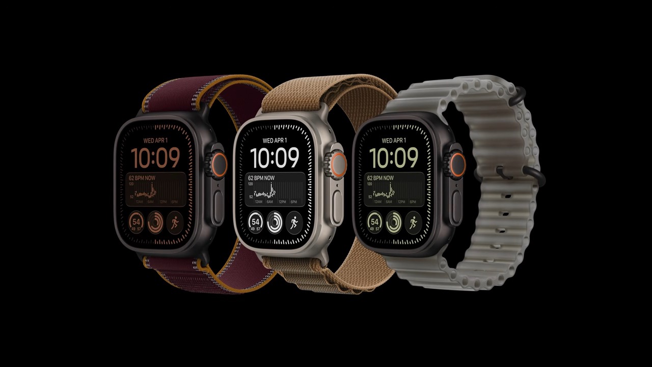 من موقع فون إسلام: تظهر ثلاث ساعات من طراز «Apple Watch» بأحزمة بألوان مختلفة جنبًا إلى جنب على خلفية سوداء، وتُظهر كل منها نفس واجهة الساعة الرقمية التي تشير إلى الساعة 10:09 بالإضافة إلى مؤشرات متنوعة للنشاط.