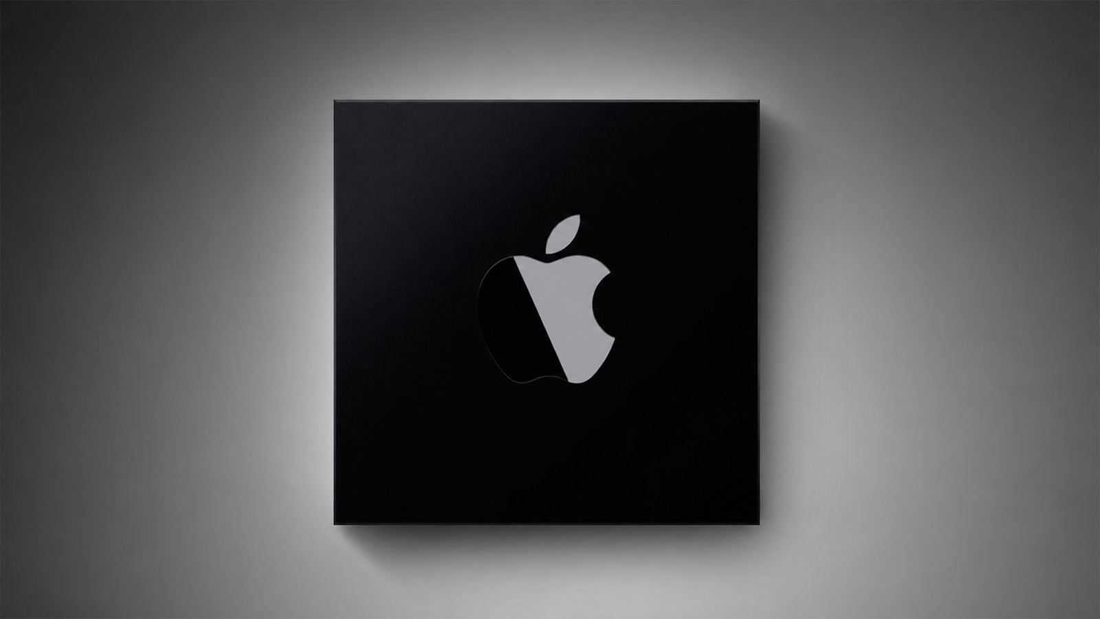 من موقع فون إسلام: صندوق أسود يحمل شعار «Apple» الفضي، موضوع في منتصف خلفية رمادية، مع ضوء يسلط على الشعار — وهو تصميم مثالي لإبراز أحدث أخبار التكنولوجيا في ملخصنا الأسبوعي.