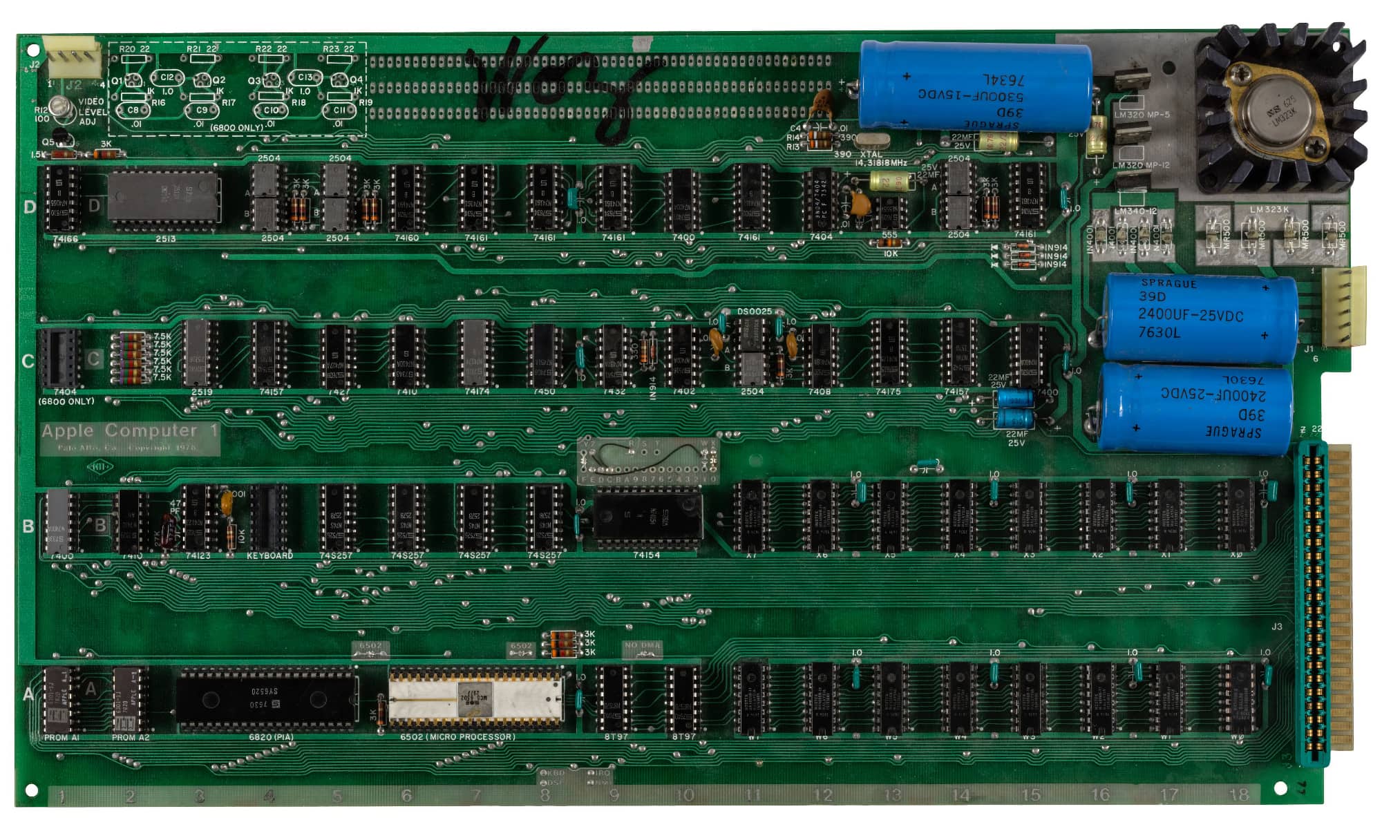 لقطة مقربة لتوقيع ستيف فوزنياك على لوحة أم Apple-1