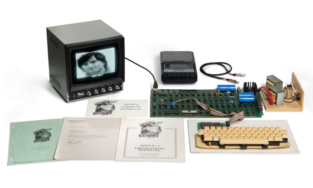 كمبيوتر Apple-1 هاتفيلد المعروض في مزاد بونهامز
