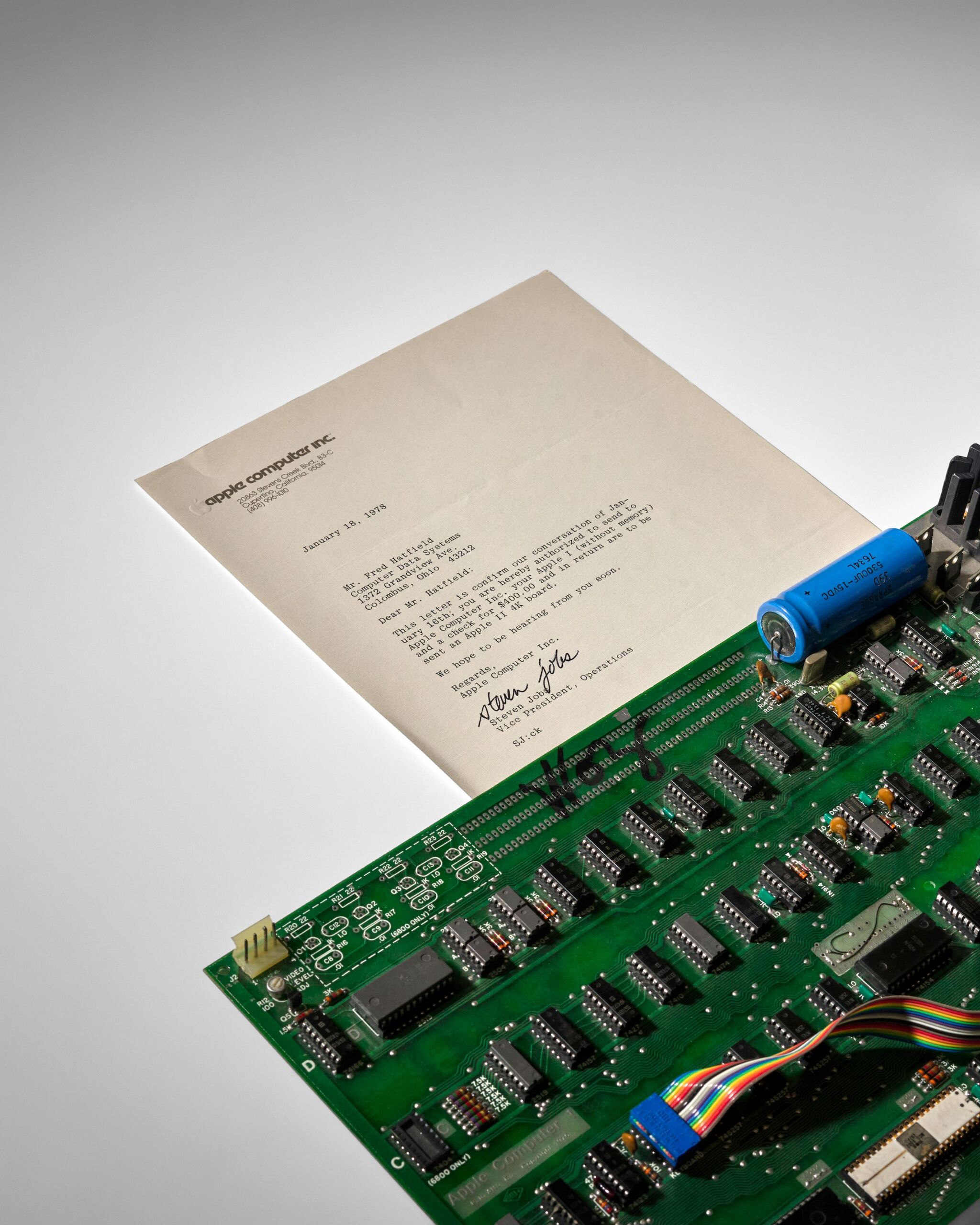 اللوحة الأم لجهاز Apple-1 هاتفيلد مع رسالة ستيف جوبز الأصلية