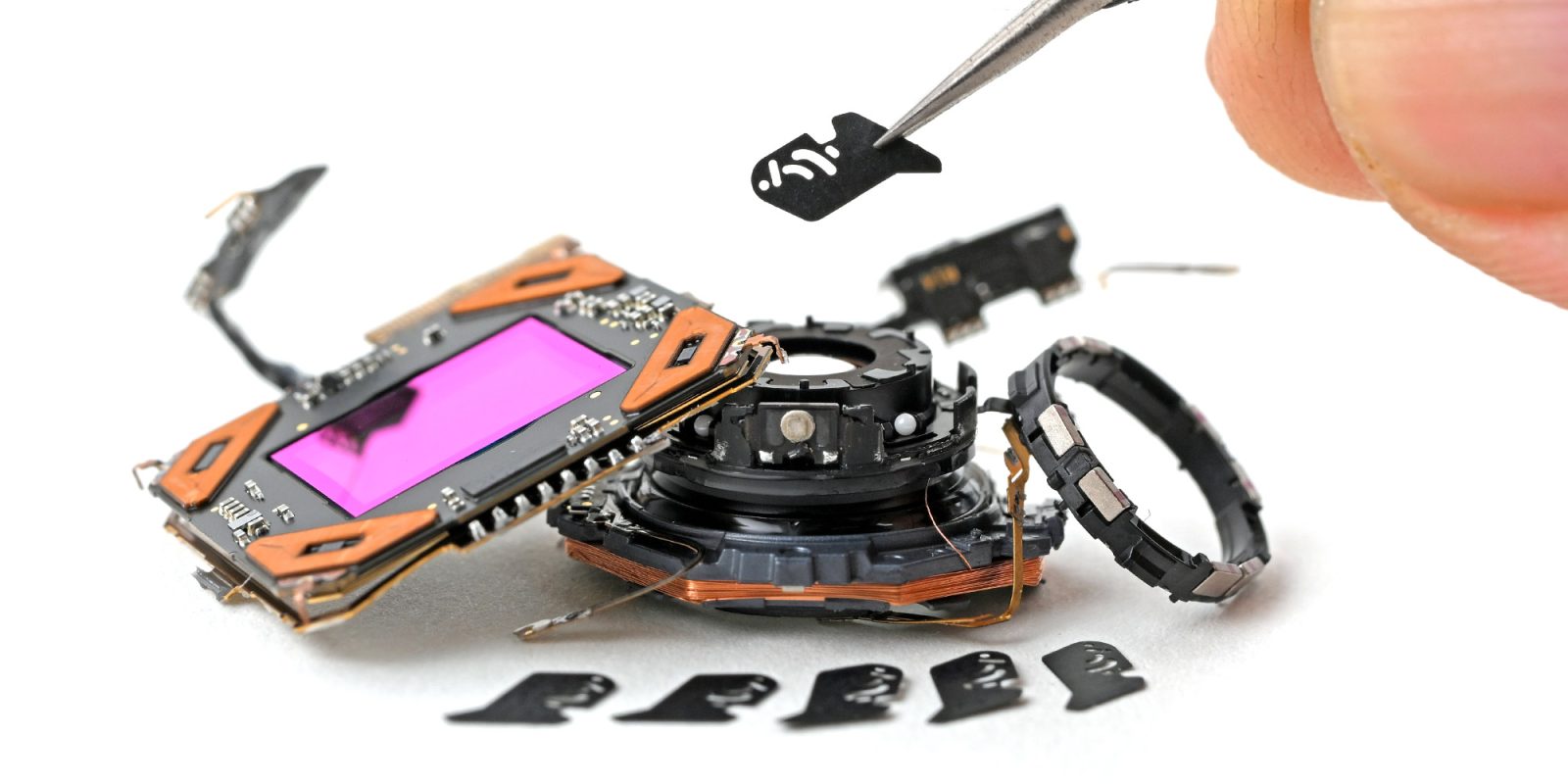 تفكيك هاتف آي-فون 18 برو من فريق iFixit