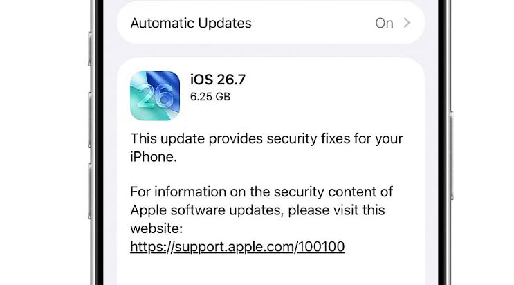 من موقع فون إسلام: تعرض شاشة iPhone التحديث الجديد لنظام التشغيل iOS 26.7، بحجم 6.25 جيجابايت، والذي يتضمن إصلاحات أمنية ورابطًا إلى صفحة الدعم الخاصة بشركة Apple للحصول على مزيد من المعلومات حول التحديث، مما يضمن الحل الآمن لمواجهة أي خلل في الترقية قبل الانتقال إلى نظام iOS 27.