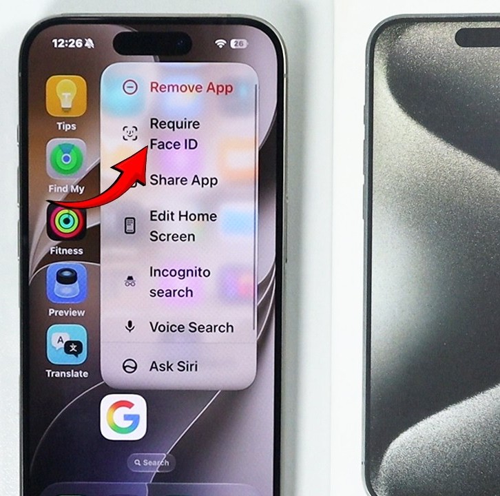 من موقع فون إسلام: تُظهر شاشة هاتف ذكي قائمة تطبيقات تتضمن خيارات مثل «طلب Face ID»، المُشار إليها بسهم أحمر، بجانب هاتف آخر ذي ظهر معدني، مما يوضح بعض ميزات iOS 27 أثناء العمل.