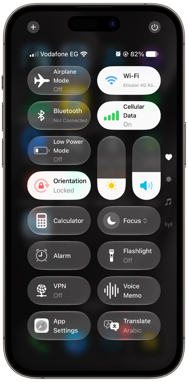 من موقع فون إسلام: شاشة «مركز التحكم» في جهاز iPhone تُظهر أزرار التبديل الخاصة بشبكة Wi-Fi، وبلوتوث، والبيانات الخلوية، والسطوع، ومستوى الصوت، وقفل الاتجاه، والآلة الحاسبة، و«التركيز»، والمصباح اليدوي، وغيرها من عناصر التحكم — مما يسلط الضوء على التجربة المبسطة والميزات المحسّنة في نظام iOS 27.