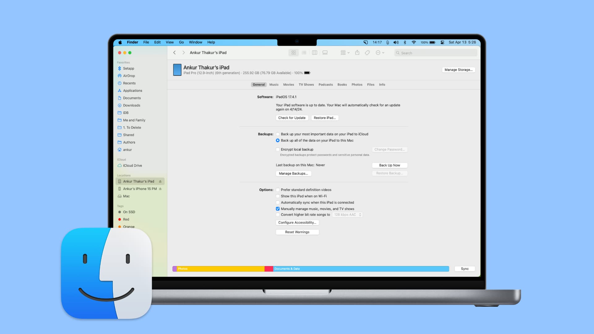 من موقع فون إسلام: يُظهر جهاز MacBook تطبيق Finder مع جهاز iPad متصل عبر منفذ USB. تعرض الشاشة خيارات إدارة الجهاز، وتفاصيل سعة التخزين الخاصة بجهاز iPad، ومطالبات تتعلق بالترقية إلى iOS أو حل خلل محتمل في نظام iOS بعد تثبيت الإصدار iOS 27.