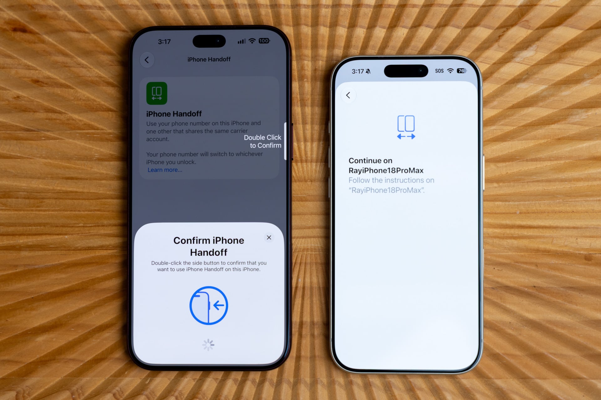 من موقع فون إسلام: يُظهر جهازي آيفون شاشة إعداد ميزة «iPhone Handoff»؛ حيث يعرض أحدهما مطالبة بـ«Handoff»، بينما يعرض الآخر تعليمات للمتابعة على الجهاز الأول.