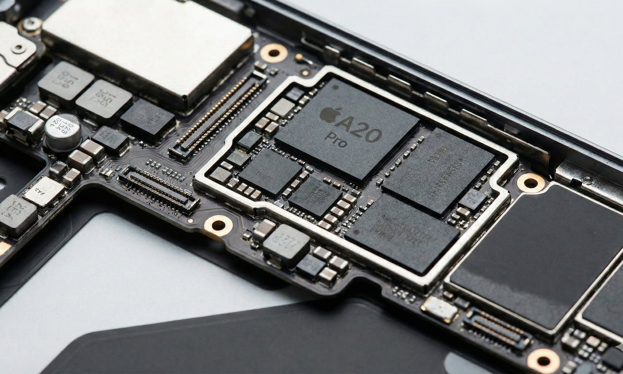 تصميم تخيلي للشريحة ومعالج A20 Pro داخل آي-فون 18 برو