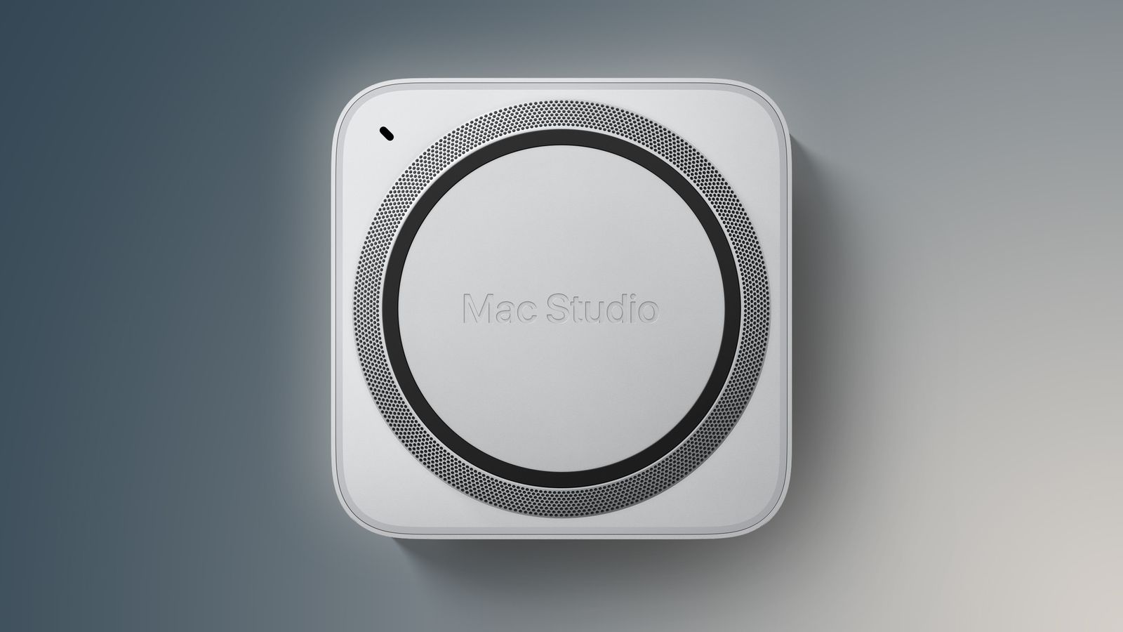 من موقع فون إسلام: صورة من الأعلى لجهاز كمبيوتر مكتبي من طراز Apple Mac Studio، تُظهر تصميم فتحات التهوية الدائرية وعلامة «Mac Studio» في الوسط — وهي صورة مثالية لمرافقة تغطية أحداث الأسبوع الذي يبدأ في 28 أغسطس أو تحديثات «أخبار على الهامش» في الفترة التي تسبق 3 سبتمبر.