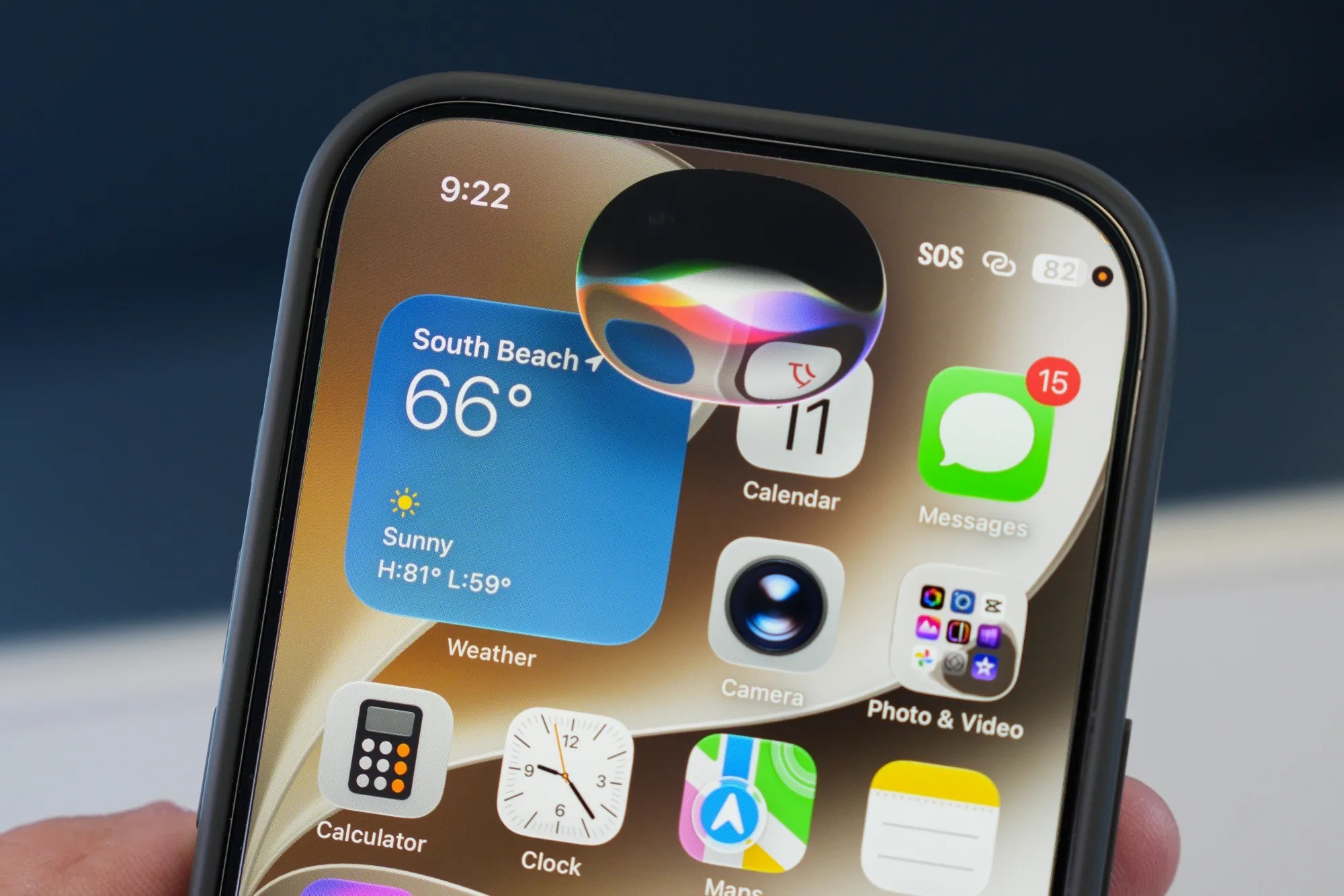From the Phonegram website: A smartphone screen shows weather, calendar, and messaging apps, along with the new «Siri» app, which appears as a notification bubble and reflection at the top of the screen. The phone clock shows 9:22.
