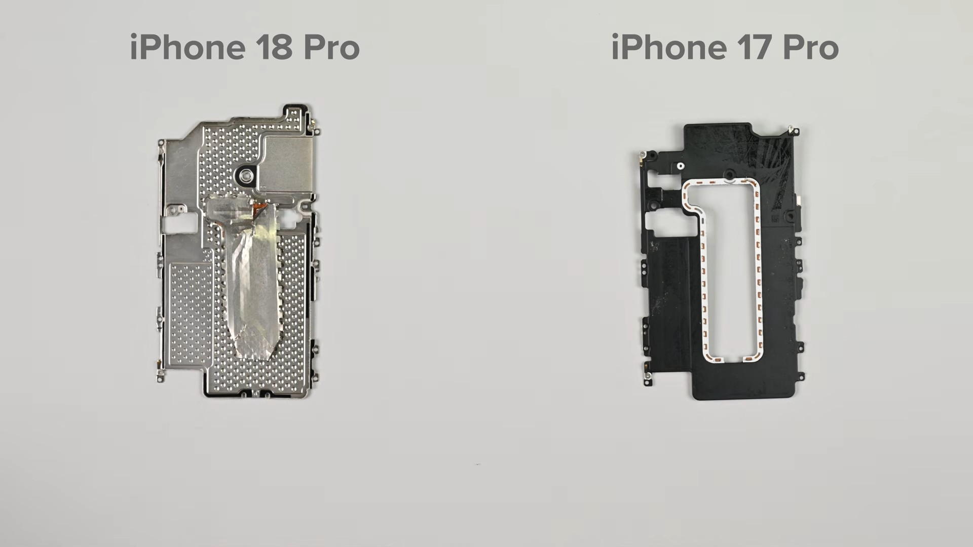 من موقع فون إسلام: يُعرض مكونان من مكونات الهاتف يحملان تسميتي «iPhone 18 Pro» و«iPhone 17 Pro» جنبًا إلى جنب على خلفية بسيطة، مما يسلط الضوء على الاختلافات في التصميم الداخلي والمواد المستخدمة، والتي تم الكشف عنها من خلال تفكيك آي-فون 18 برو.