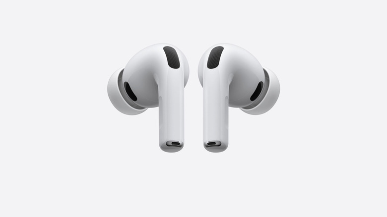 سماعات AirPods Pro 3 على خلفية بيضاء