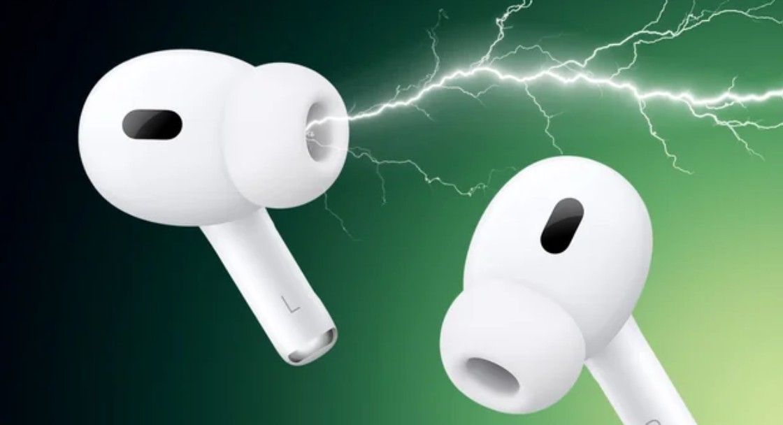 من موقع فون إسلام: زوج من سماعات «AirPods» اللاسلكية البيضاء على خلفية خضراء مع رسم لرمز البرق.
