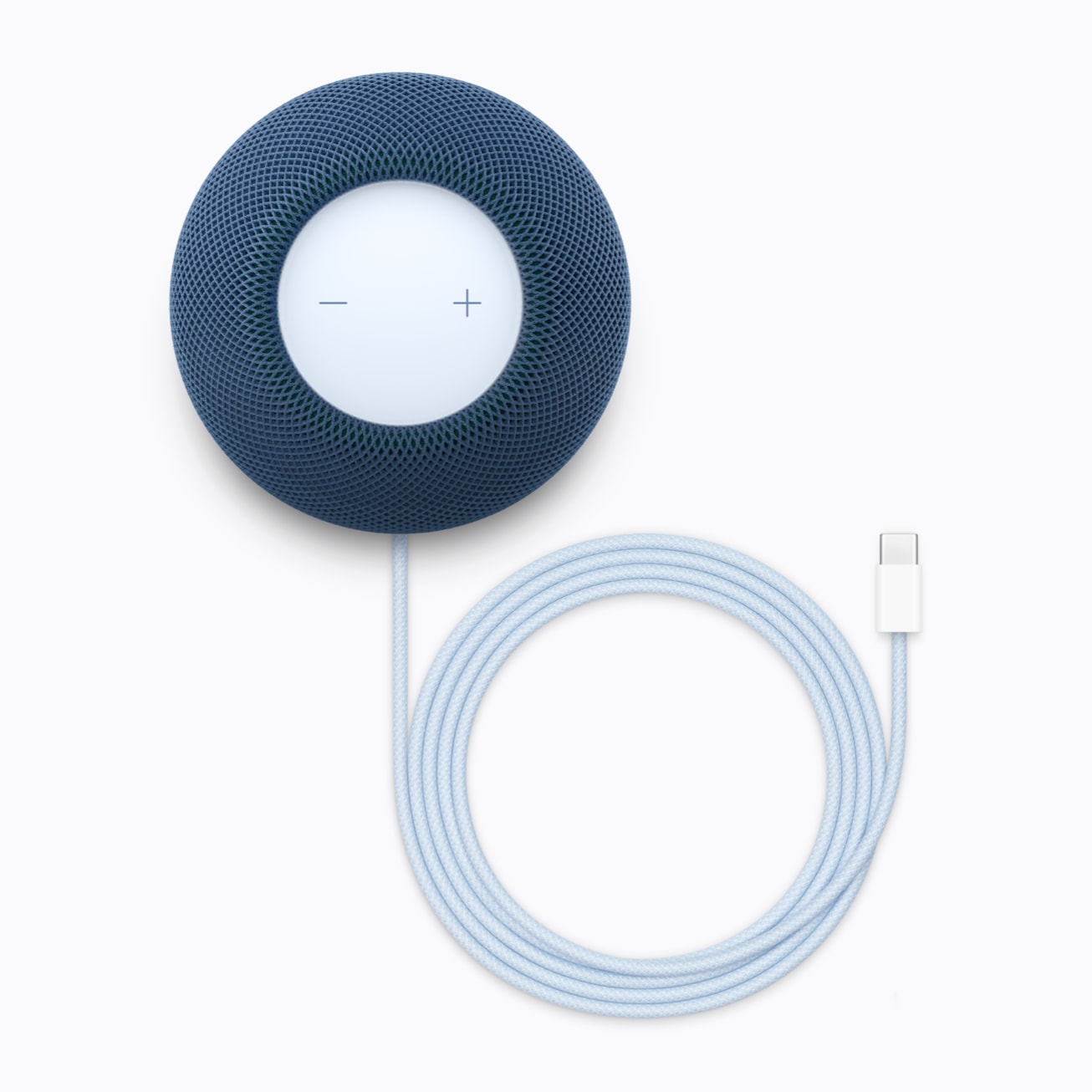 من موقع فون إسلام: مكبر صوت ذكي HomePod mini 2 كروي الشكل باللون الأزرق، مزود بسطح علوي حساس للمس وكابل طاقة USB-C متصل به.