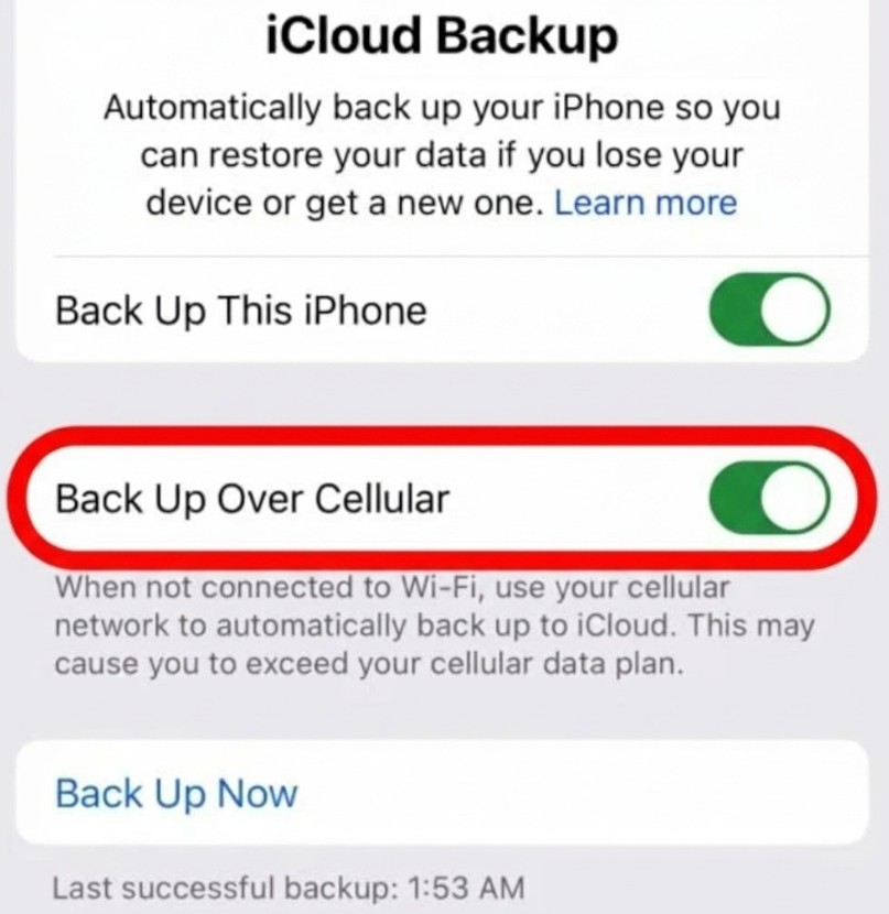 من موقع فون إسلام: تظهر شاشة إعدادات النسخ الاحتياطي على iCloud خيار «النسخ الاحتياطي عبر شبكة الجوال» مفعَّلاً ومحاطًا بدائرة حمراء للمساعدة في تقليل استهلاك البيانات.