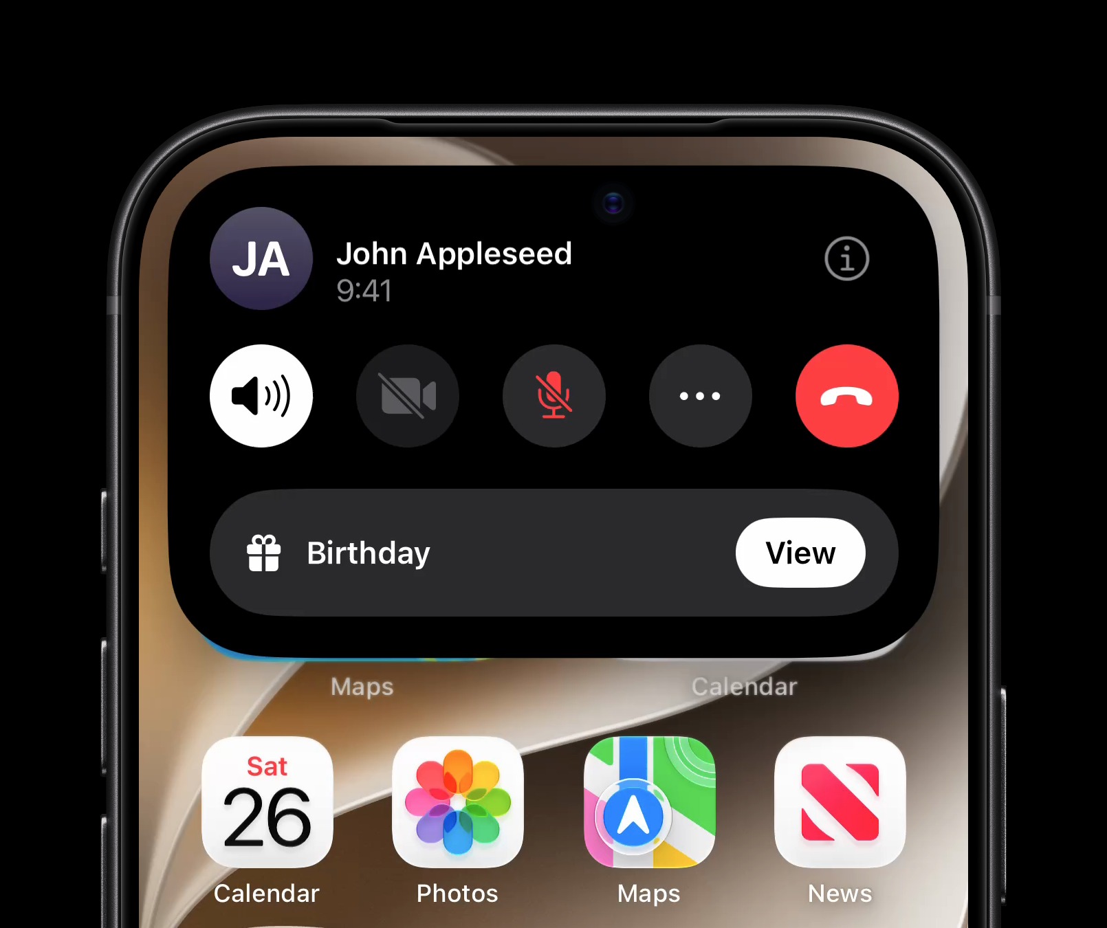 من موقع فون إسلام: شاشة iPhone تُظهر مكالمة هاتفية جارية مع جون أبلسييد وشعار إشعار بعيد ميلاد فوق أيقونات التطبيقات، مما يسلط الضوء على ميزة «Call Context» في نظام التشغيل iOS 27.