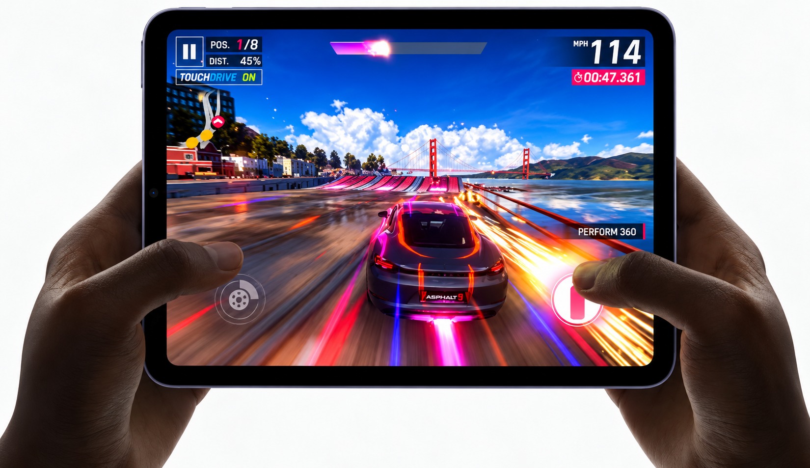 من موقع فون إسلام: يدان تحملان جهاز «آيباد ميني» بشاشة OLED تعرض لعبة فيديو لسباق سيارات فائقة السرعة تظهر فيها جسر غولدن غيت.