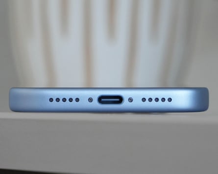 من موقع فون إسلام: الحافة السفلية لجهاز iPhone 18 Pro الأزرق، حيث تظهر شبكات مكبرات الصوت ومنفذ الشحن.