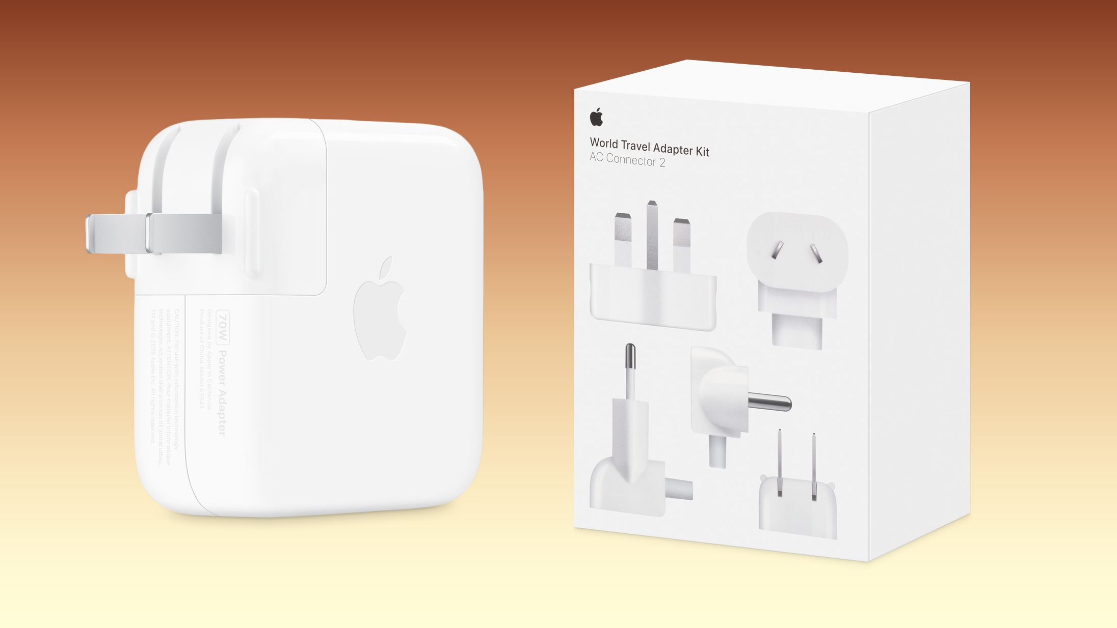 من موقع فون إسلام: محول طاقة من Apple بقدرة 70 واط لجهاز MacBook Pro بجانب علبة «مجموعة محولات السفر العالمية» الخاصة به، والتي تحتوي على مجموعة متنوعة من موصلات التيار المتردد الدولية.